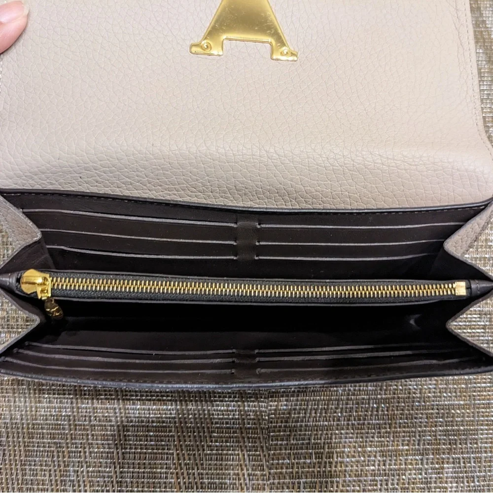 LOUIS VUITTON Capucines Wallet w/ Dust Sleeve - Picture 5 of 9